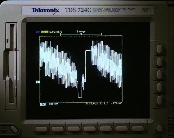 تصویر یک اسیلوسکوپ DSO رایج قادر به نمایش جزئیات و تغییرات پویای این شکل موج ویدیویی ترکیبی نیست.