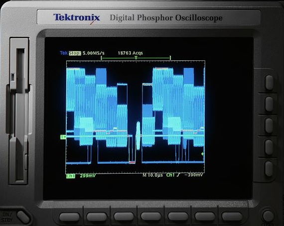 تصویر همان سیگنال ویدیویی مرکب که با یک اسیلوسکوپ فسفری دیجیتال ضبط شده است، تمام جزئیات این شکل موج پیچیده را در زمان واقعی نشان می‌دهد.